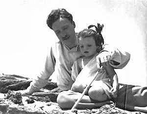 Egon de Vieringhoff avec sa fille Jeanne à la plage