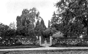 Friedhof von Jouxtens, Eingang zur Grabstätte Jeannes
