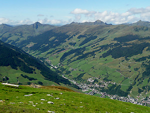  Saalbach-Hinterglemm, Tal, wiki user Jacquesverlaeken, CC BY-SA 3.0