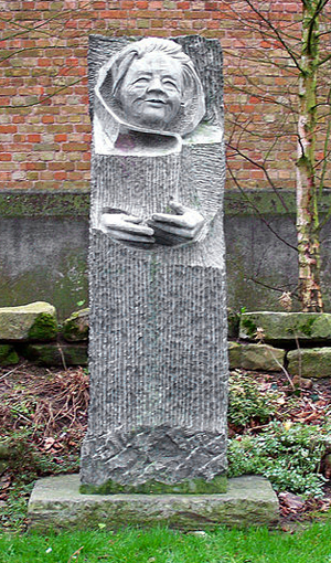 M. Yourcenar, Denkmal, Bailleul (Nord), Frankreich, Foto wiki user Jacques59370, CC BY-SA 3.0